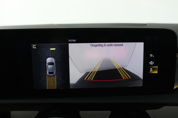Mercedes-Benz A-Klasse 200 Business Solution AMG (PANORAMADAK, STOELVERWARMING, ACHTERUITRIJCAMERA, SFEERVERLICHT