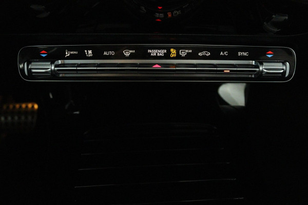 Mercedes-Benz A-Klasse 200 Business Solution AMG (PANORAMADAK, STOELVERWARMING, ACHTERUITRIJCAMERA, SFEERVERLICHT