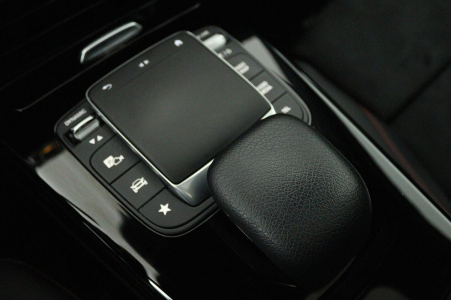 Mercedes-Benz A-Klasse 200 Business Solution AMG (PANORAMADAK, STOELVERWARMING, ACHTERUITRIJCAMERA, SFEERVERLICHT