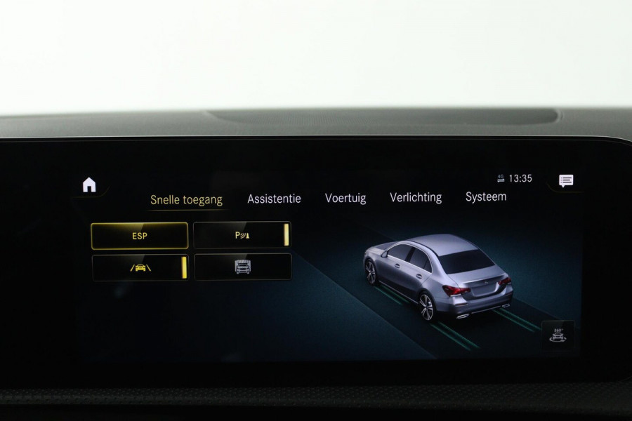 Mercedes-Benz A-Klasse 200 Business Solution AMG (PANORAMADAK, STOELVERWARMING, ACHTERUITRIJCAMERA, SFEERVERLICHT