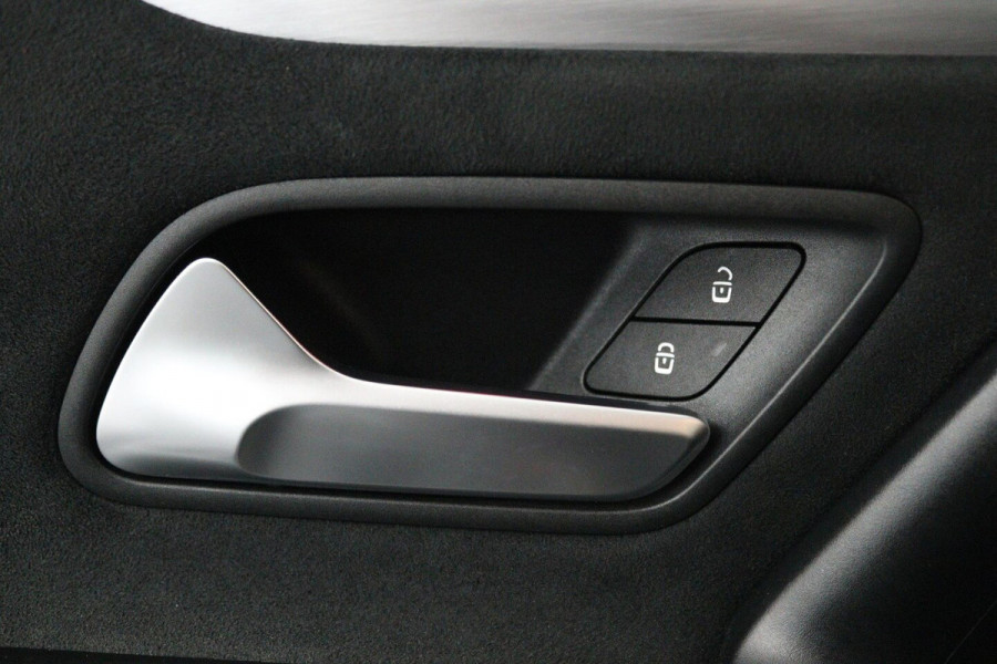 Mercedes-Benz CLA-Klasse 200 Business Solution AMG (PANO, TREKHAAK WEGKLAPBAAR, SFEERVERLICHTING, STOELVERWARMIN)