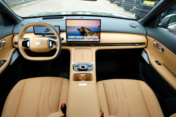 GEELY Starray EM-i 1.5 Max+ 262 PK | Panorama | Stoelen voor & achter verwarmd | Memory Seats | 360 Camera | 19 Inch LMV | 136km elektrisch bereik