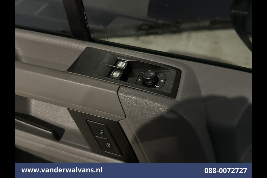 Volkswagen Crafter 2.0 TDI L3H2 L2H1 Euro6 Airco | Camera | Navigatie | Apple Carplay | Stoelverwarming Android Auto, 2500kg Trekhaak, Verwarmde voorruit, Parkeersensoren, Bijrijdersbank