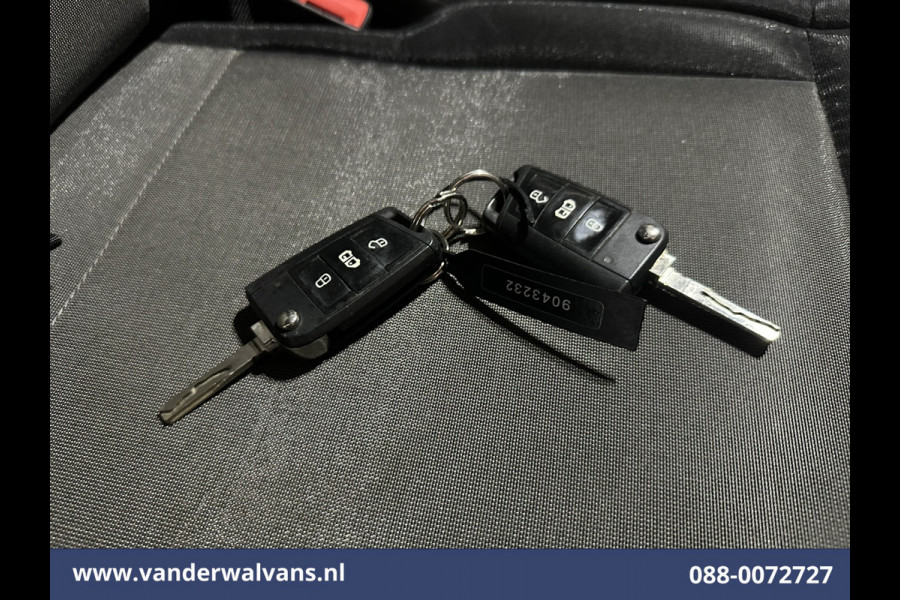 Volkswagen Crafter 2.0 TDI L3H2 L2H1 Euro6 Airco | Camera | Navigatie | Apple Carplay | Stoelverwarming Android Auto, 2500kg Trekhaak, Verwarmde voorruit, Parkeersensoren, Bijrijdersbank