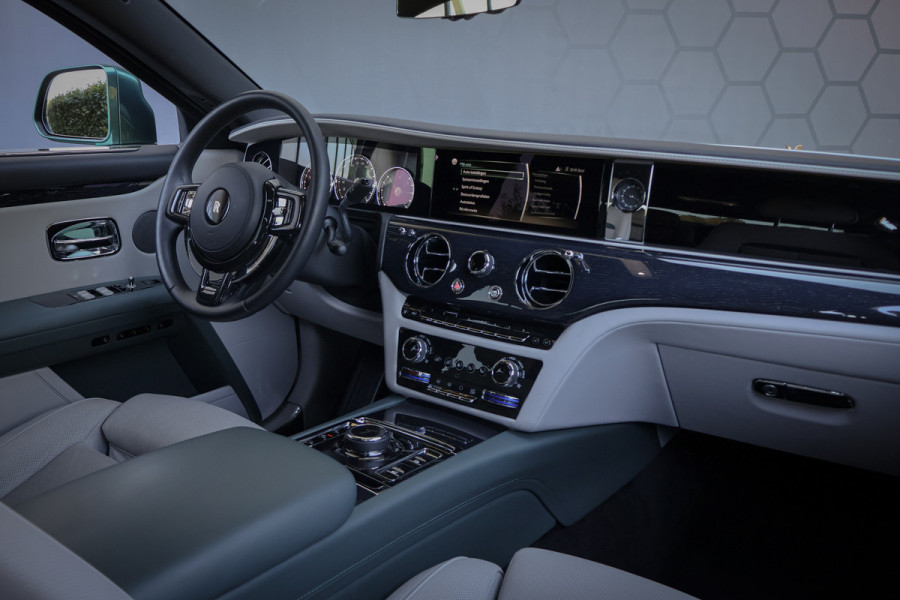 Rolls-Royce Ghost 6.75 V12 Extended Wheelbase | VERY UNIQUE !! | BESPOKE INTERIOR | GOLD SPIRIT | COACHLINE GOLD | MASSAGE | HEAD UP | CARPLAY | V