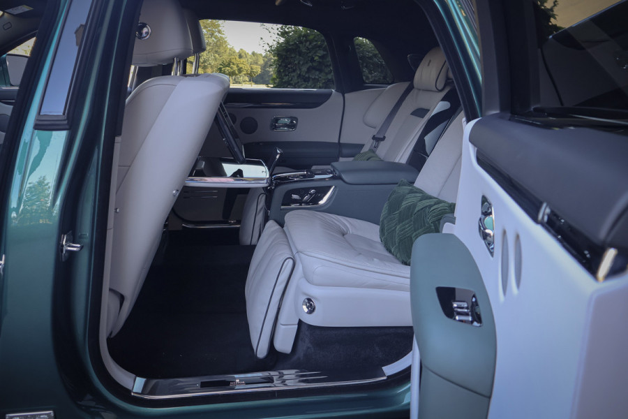 Rolls-Royce Ghost 6.75 V12 Extended Wheelbase | VERY UNIQUE !! | BESPOKE INTERIOR | GOLD SPIRIT | COACHLINE GOLD | MASSAGE | HEAD UP | CARPLAY | V