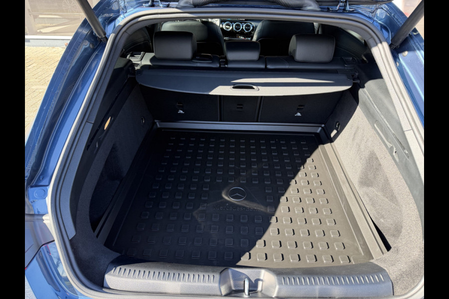 Mercedes-Benz CLA-Klasse Shooting Brake 180 Business Solution Luxury Automaat / Leder / PDC v+a / Navigatie / Keyless / Led