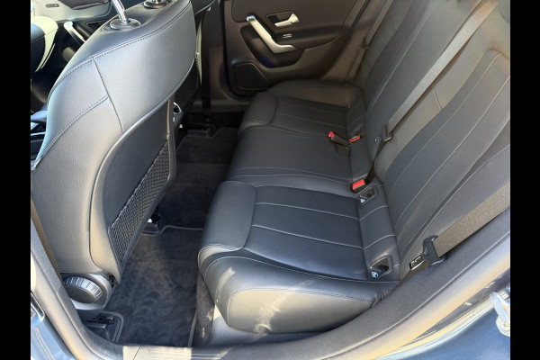 Mercedes-Benz CLA-Klasse Shooting Brake 180 Business Solution Luxury Automaat / Leder / PDC v+a / Navigatie / Keyless / Led