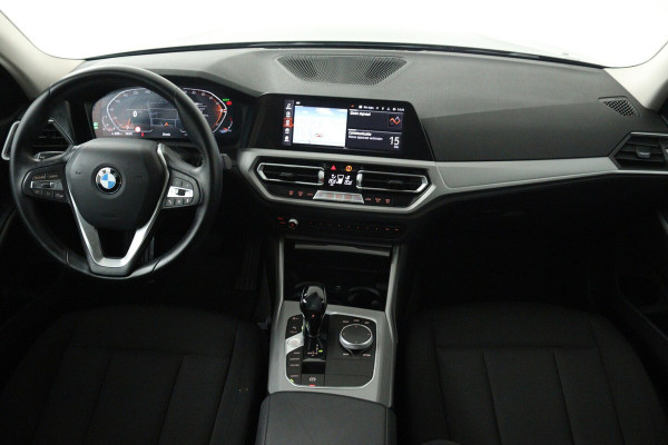 BMW 3 Serie 318i Executive Edition (NAVIGATIE, CARPLAY, LED, DEALER ONDERHOUDEN)