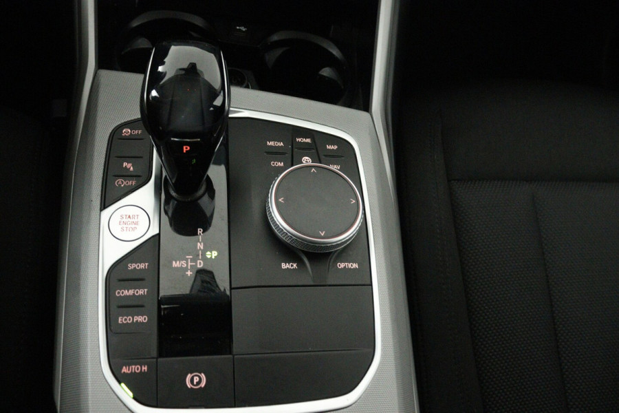 BMW 3 Serie 318i Executive Edition (NAVIGATIE, CARPLAY, LED, DEALER ONDERHOUDEN)