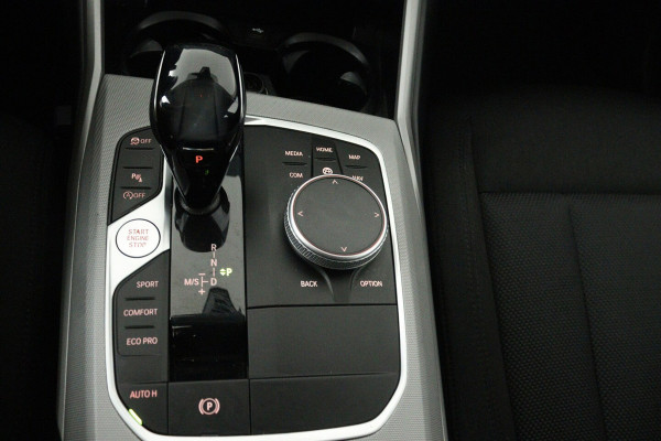BMW 3 Serie 318i Executive Edition (NAVIGATIE, CARPLAY, LED, DEALER ONDERHOUDEN)