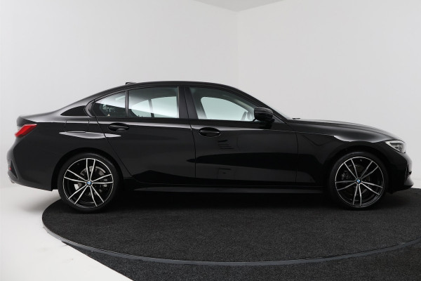 BMW 3 Serie 318i Executive Edition (NAVIGATIE, CARPLAY, LED, DEALER ONDERHOUDEN)