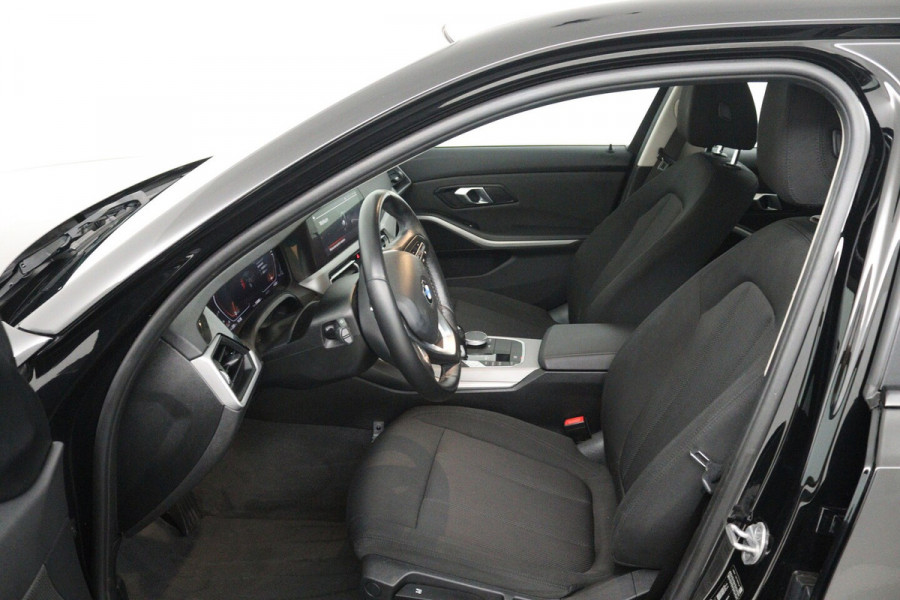 BMW 3 Serie 318i Executive Edition (NAVIGATIE, CARPLAY, LED, DEALER ONDERHOUDEN)