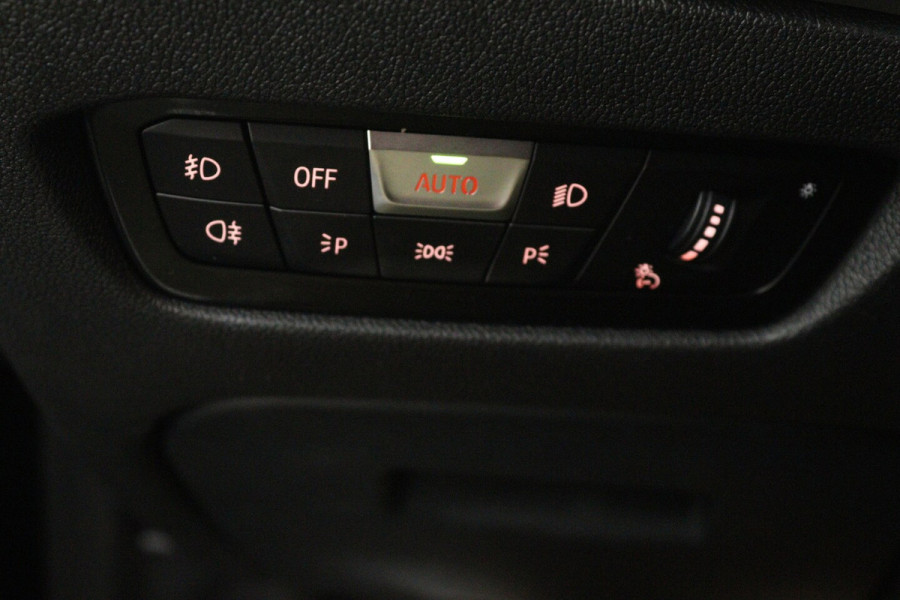BMW 3 Serie 318i Executive Edition (NAVIGATIE, CARPLAY, LED, DEALER ONDERHOUDEN)