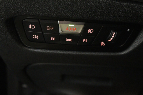 BMW 3 Serie 318i Executive Edition (NAVIGATIE, CARPLAY, LED, DEALER ONDERHOUDEN)