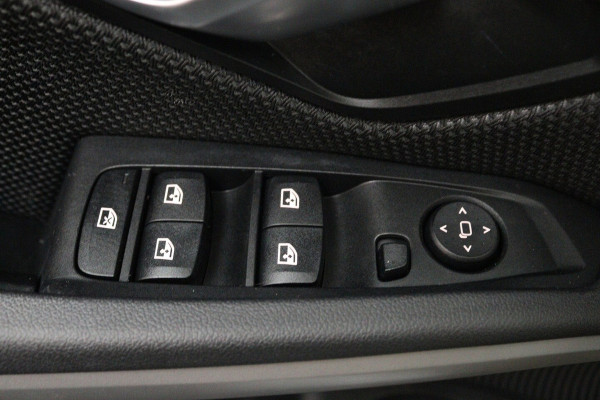 BMW 3 Serie 318i Executive Edition (NAVIGATIE, CARPLAY, LED, DEALER ONDERHOUDEN)