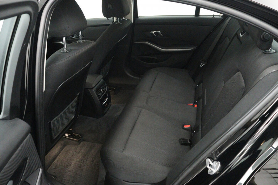 BMW 3 Serie 318i Executive Edition (NAVIGATIE, CARPLAY, LED, DEALER ONDERHOUDEN)