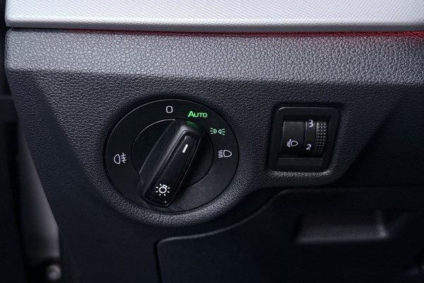 Škoda Kamiq 1.0 TSI Sport Business (PARKEERSENSOREN, CRUISE CONTROL, BLUETOOTH)