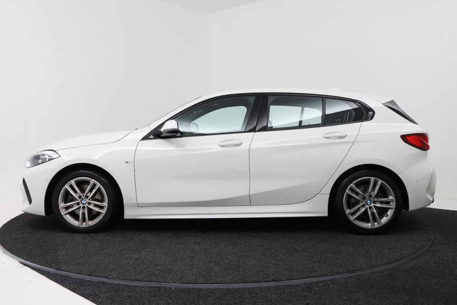 BMW 1-serie 118i High Executive (TREKHAAK, CAMERA, SFEERVERLICHTING, DEALER ONDERHOUDEN)