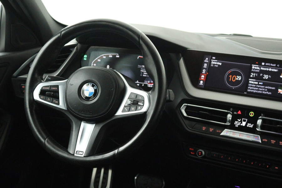 BMW 1-serie 118i High Executive (TREKHAAK, CAMERA, SFEERVERLICHTING, DEALER ONDERHOUDEN)