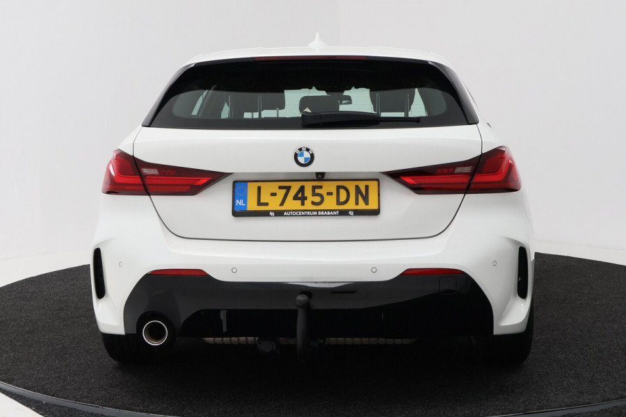 BMW 1-serie 118i High Executive (TREKHAAK, CAMERA, SFEERVERLICHTING, DEALER ONDERHOUDEN)