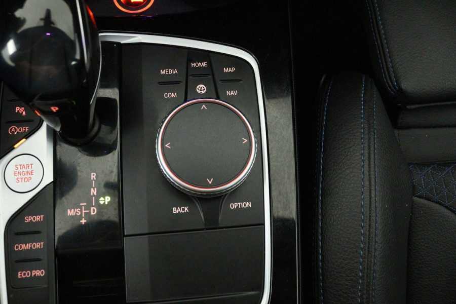 BMW 1-serie 118i High Executive (TREKHAAK, CAMERA, SFEERVERLICHTING, DEALER ONDERHOUDEN)
