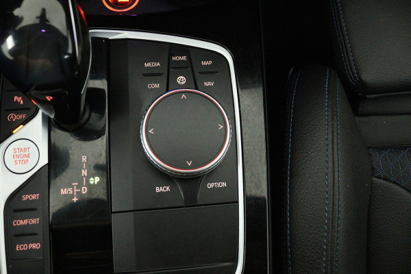 BMW 1-serie 118i High Executive (TREKHAAK, CAMERA, SFEERVERLICHTING, DEALER ONDERHOUDEN)