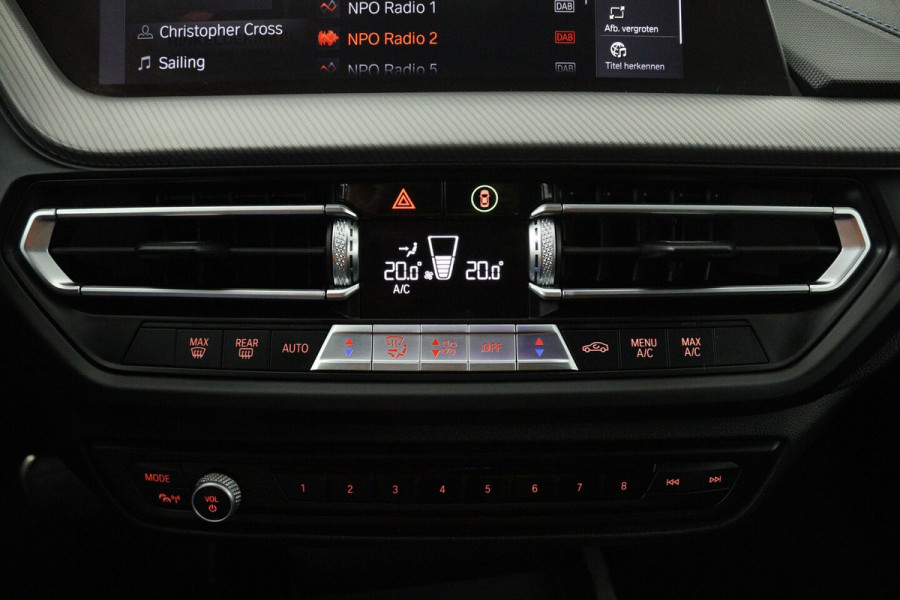 BMW 1-serie 118i High Executive (TREKHAAK, CAMERA, SFEERVERLICHTING, DEALER ONDERHOUDEN)