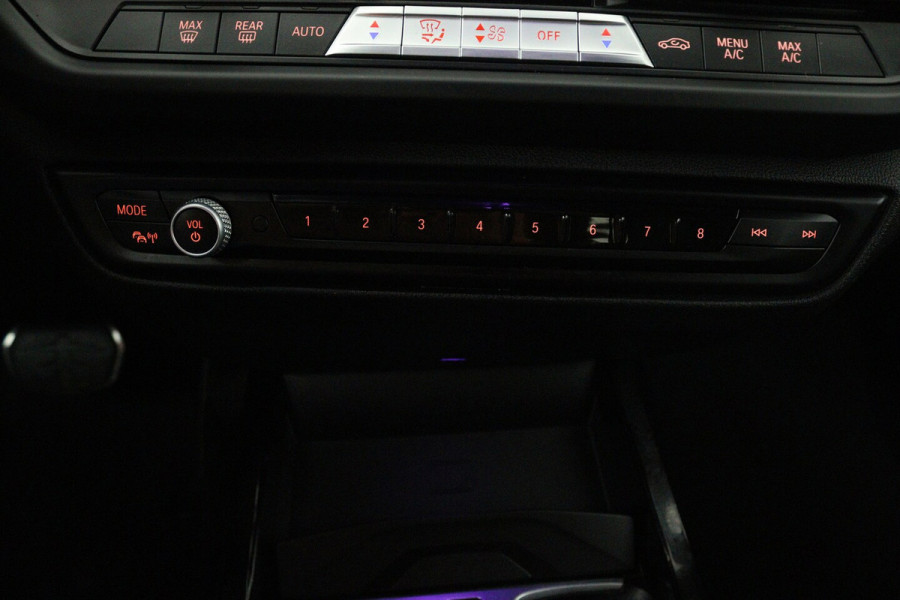BMW 1-serie 118i High Executive (TREKHAAK, CAMERA, SFEERVERLICHTING, DEALER ONDERHOUDEN)