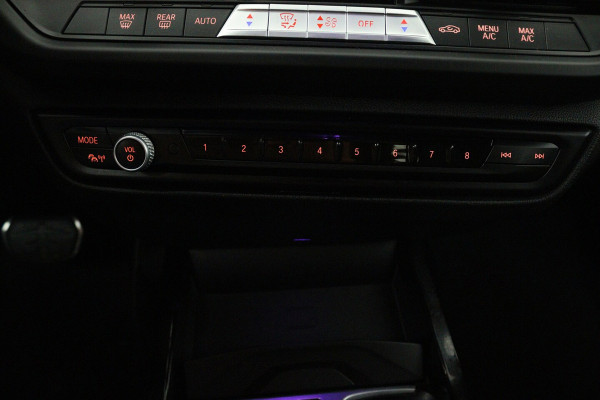 BMW 1-serie 118i High Executive (TREKHAAK, CAMERA, SFEERVERLICHTING, DEALER ONDERHOUDEN)