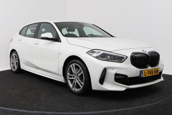 BMW 1-serie 118i High Executive (TREKHAAK, CAMERA, SFEERVERLICHTING, DEALER ONDERHOUDEN)