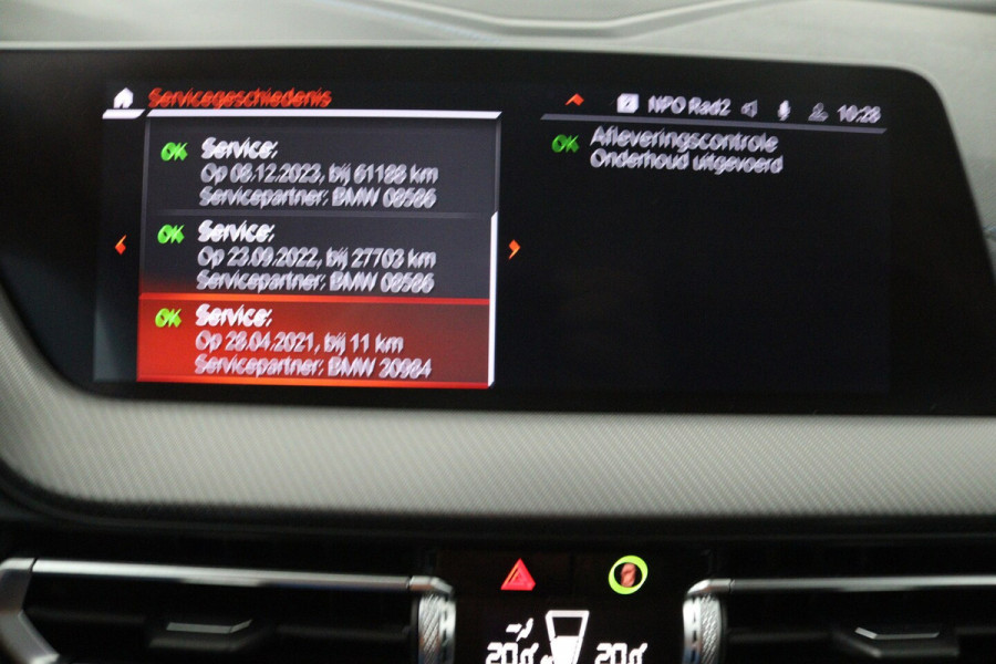 BMW 1-serie 118i High Executive (TREKHAAK, CAMERA, SFEERVERLICHTING, DEALER ONDERHOUDEN)