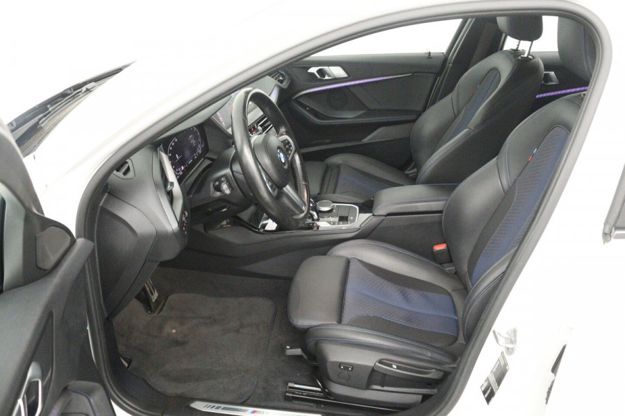 BMW 1-serie 118i High Executive (TREKHAAK, CAMERA, SFEERVERLICHTING, DEALER ONDERHOUDEN)