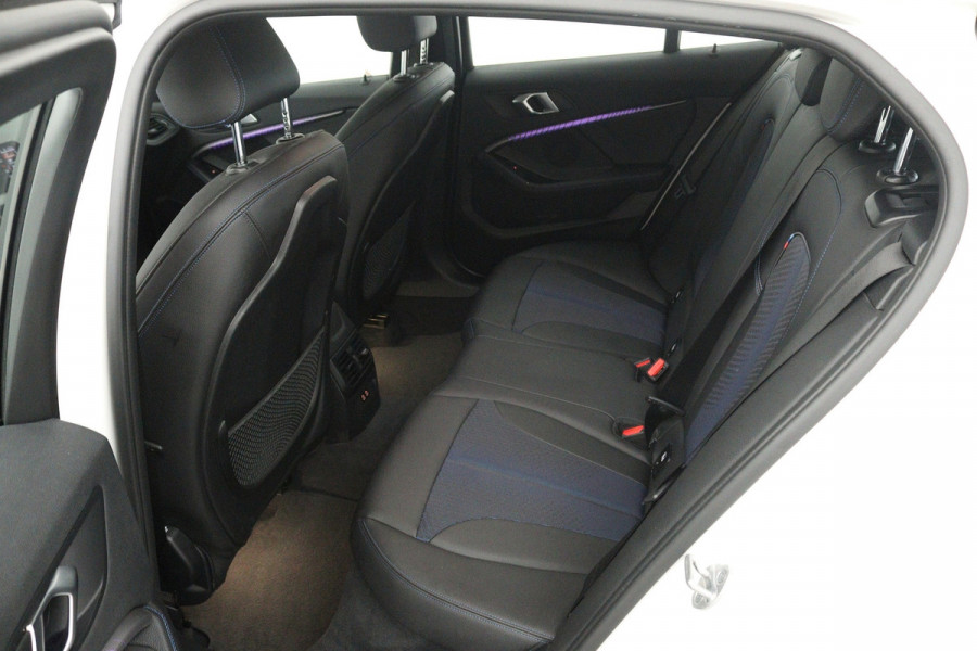 BMW 1-serie 118i High Executive (TREKHAAK, CAMERA, SFEERVERLICHTING, DEALER ONDERHOUDEN)