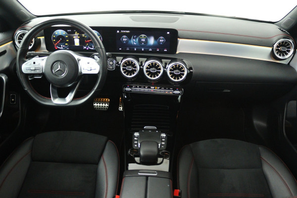 Mercedes-Benz CLA-Klasse 180 AMG Line (PANORAMADAK, STOELVERWARMING, SFEERVERLICHTING, CAMERA, CRUISE ADAPTIEF)