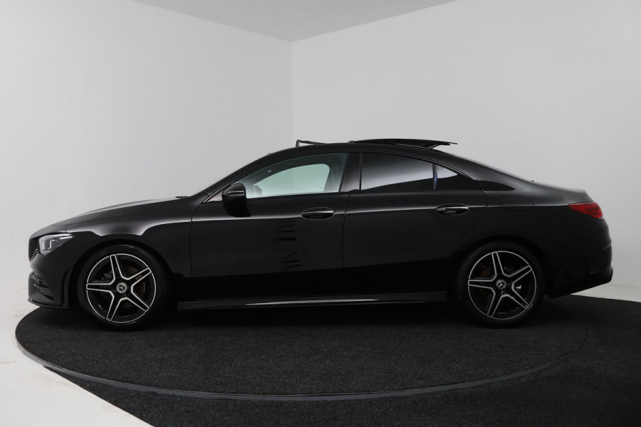 Mercedes-Benz CLA-Klasse 180 AMG Line (PANORAMADAK, STOELVERWARMING, SFEERVERLICHTING, CAMERA, CRUISE ADAPTIEF)