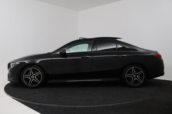 Mercedes-Benz CLA-Klasse 180 AMG Line (PANORAMADAK, STOELVERWARMING, SFEERVERLICHTING, CAMERA, CRUISE ADAPTIEF)