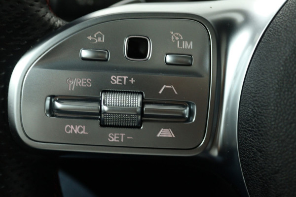 Mercedes-Benz CLA-Klasse 180 AMG Line (PANORAMADAK, STOELVERWARMING, SFEERVERLICHTING, CAMERA, CRUISE ADAPTIEF)