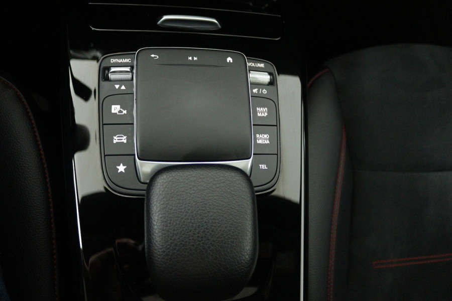 Mercedes-Benz CLA-Klasse 180 AMG Line (PANORAMADAK, STOELVERWARMING, SFEERVERLICHTING, CAMERA, CRUISE ADAPTIEF)