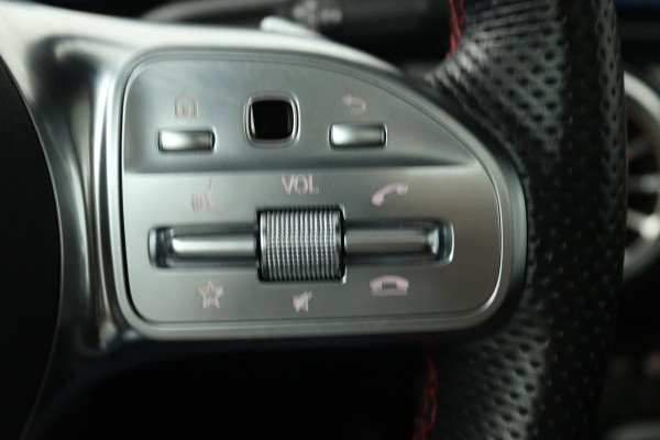 Mercedes-Benz CLA-Klasse 180 AMG Line (PANORAMADAK, STOELVERWARMING, SFEERVERLICHTING, CAMERA, CRUISE ADAPTIEF)