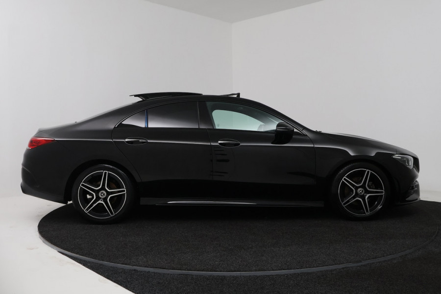 Mercedes-Benz CLA-Klasse 180 AMG Line (PANORAMADAK, STOELVERWARMING, SFEERVERLICHTING, CAMERA, CRUISE ADAPTIEF)