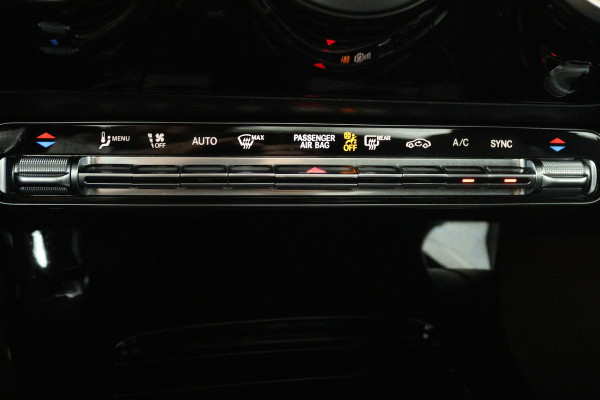 Mercedes-Benz CLA-Klasse 180 AMG Line (PANORAMADAK, STOELVERWARMING, SFEERVERLICHTING, CAMERA, CRUISE ADAPTIEF)
