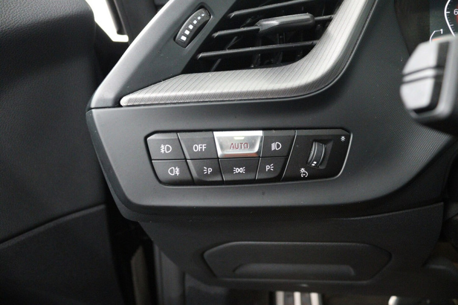 BMW 2 Serie Gran Coupé 218i Business Edition Plus (PANORAMADAK, CAMERA, SFEERVERLICHTING, STOELVERWARMING, PARKEE