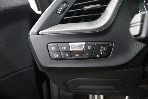 BMW 2 Serie Gran Coupé 218i Business Edition Plus (PANORAMADAK, CAMERA, SFEERVERLICHTING, STOELVERWARMING, PARKEE