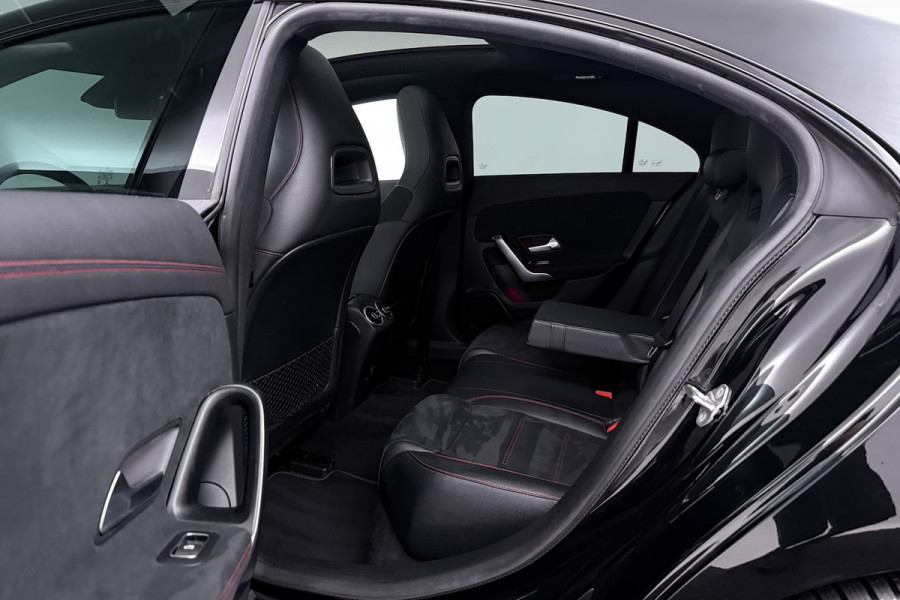 Mercedes-Benz CLA-Klasse 200 Business Solution AMG (PANORAMADAK, STOELVERWARMING, SFEERVERLICHTING, CAMERA, CRUISE