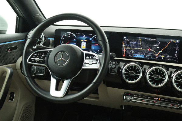 Mercedes-Benz A-Klasse 180 Business Solution Luxury (SFEERVERLICHTING, STOELVERWARMING, 1e EIGENAAR, ACHTERUITRIJ