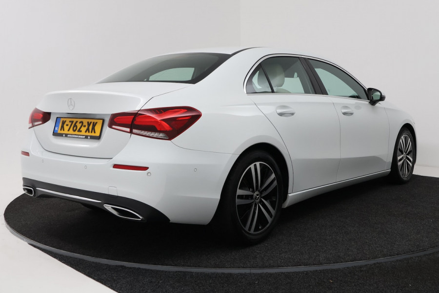Mercedes-Benz A-Klasse 180 Business Solution Luxury (SFEERVERLICHTING, STOELVERWARMING, 1e EIGENAAR, ACHTERUITRIJ