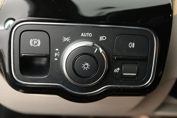 Mercedes-Benz A-Klasse 180 Business Solution Luxury (SFEERVERLICHTING, STOELVERWARMING, 1e EIGENAAR, ACHTERUITRIJ