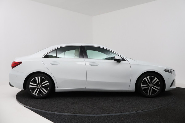 Mercedes-Benz A-Klasse 180 Business Solution Luxury (SFEERVERLICHTING, STOELVERWARMING, 1e EIGENAAR, ACHTERUITRIJ