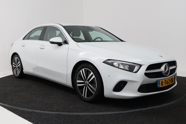 Mercedes-Benz A-Klasse 180 Business Solution Luxury (SFEERVERLICHTING, STOELVERWARMING, 1e EIGENAAR, ACHTERUITRIJ